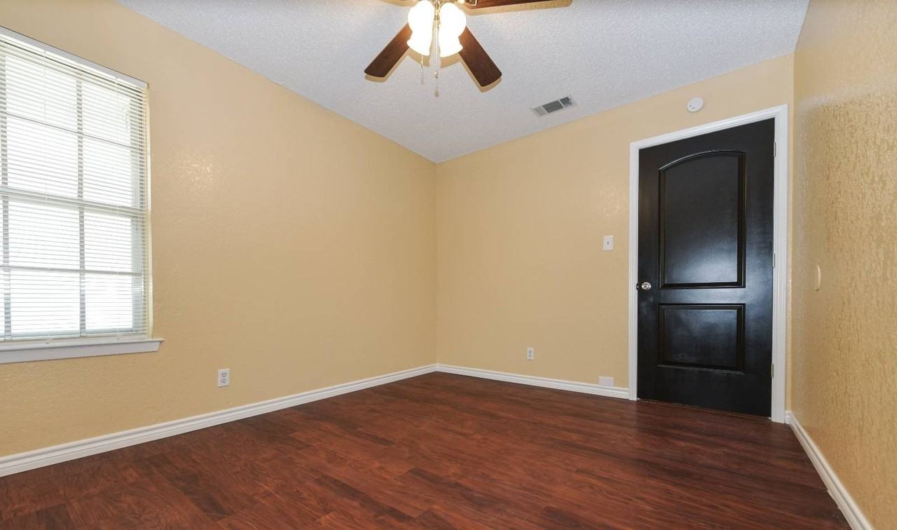 1604 Edgefield St - Photo 6 of 8