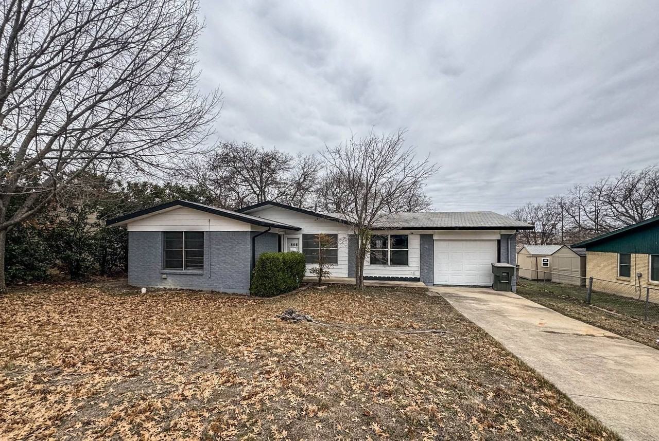 808 Carmen St - Photo 2 of 10