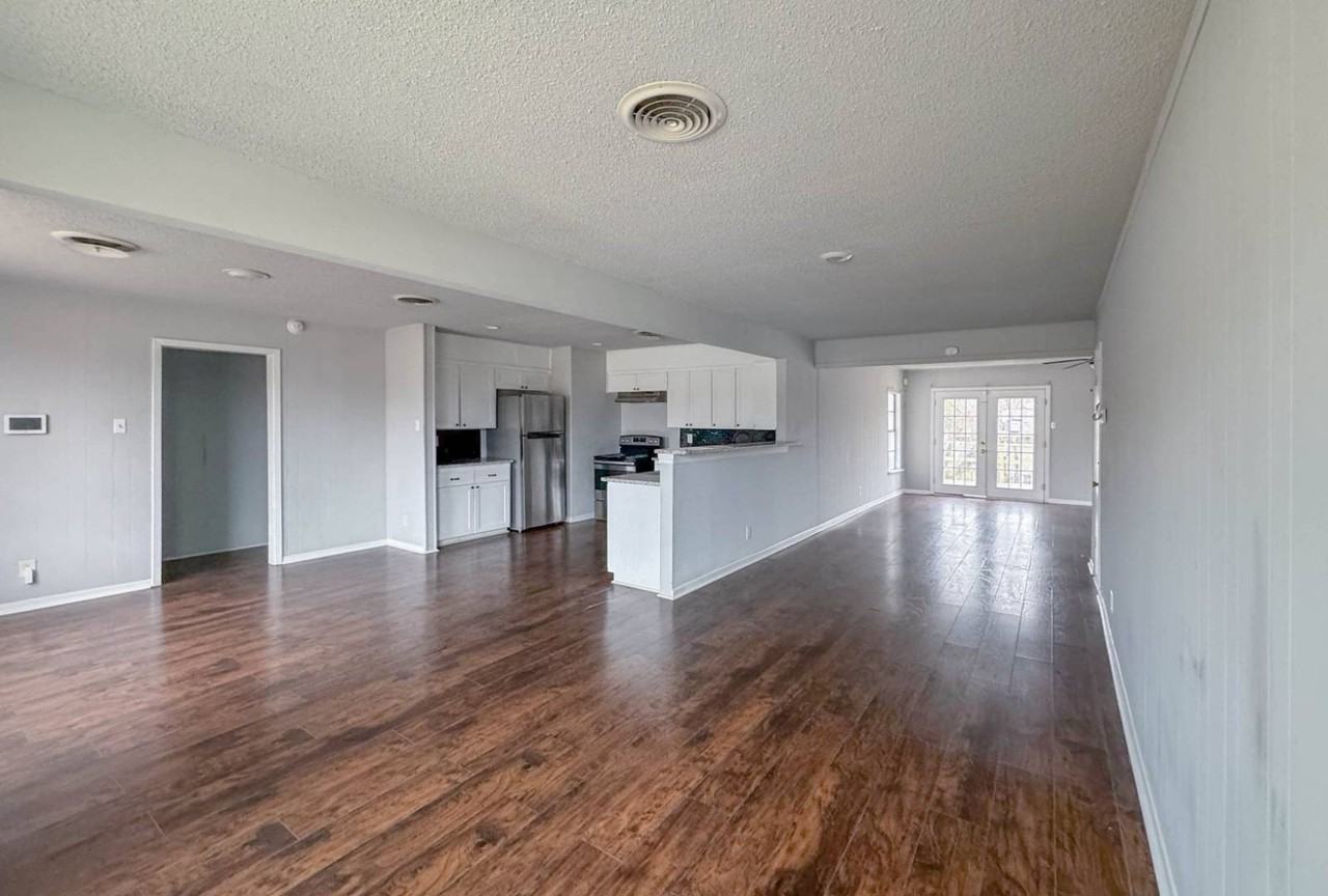 808 Carmen St - Photo 4 of 10