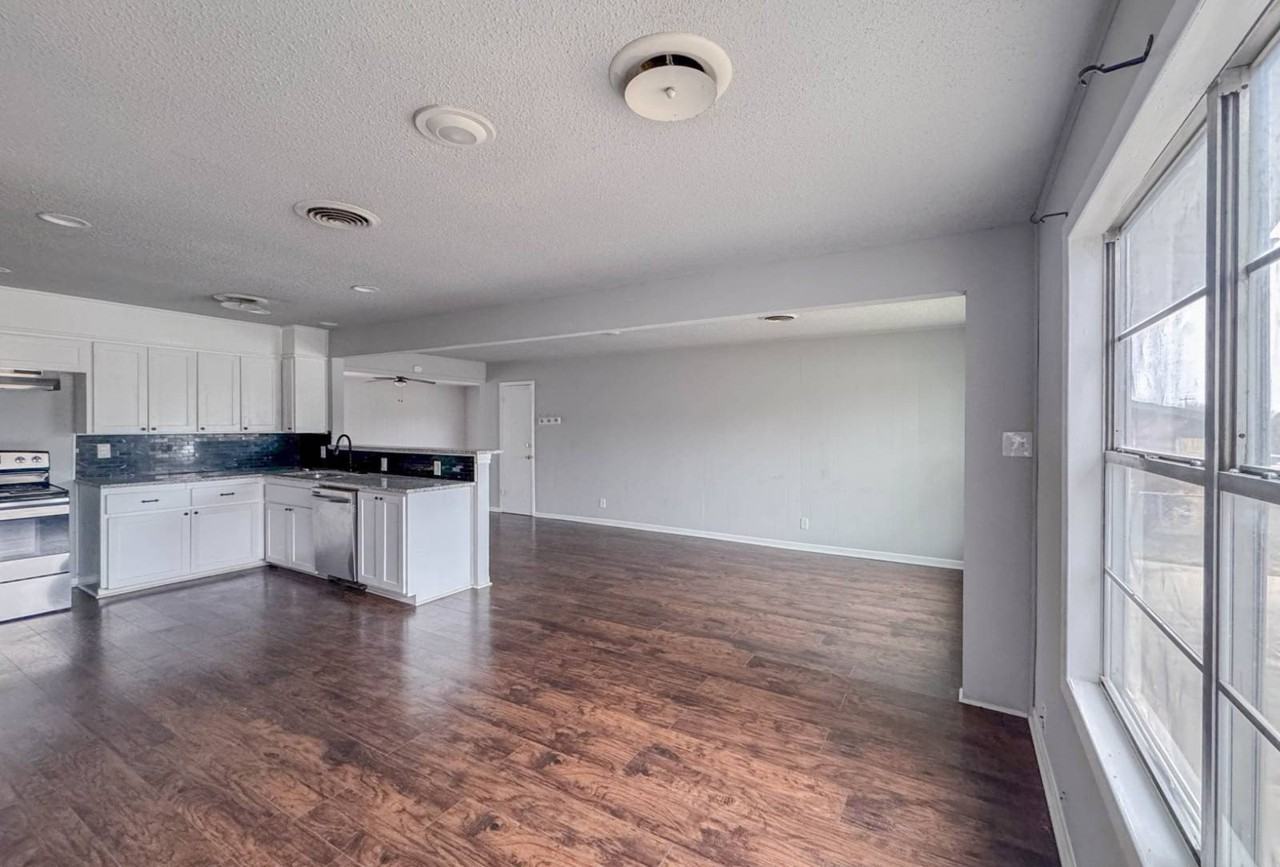 808 Carmen St - Photo 5 of 10