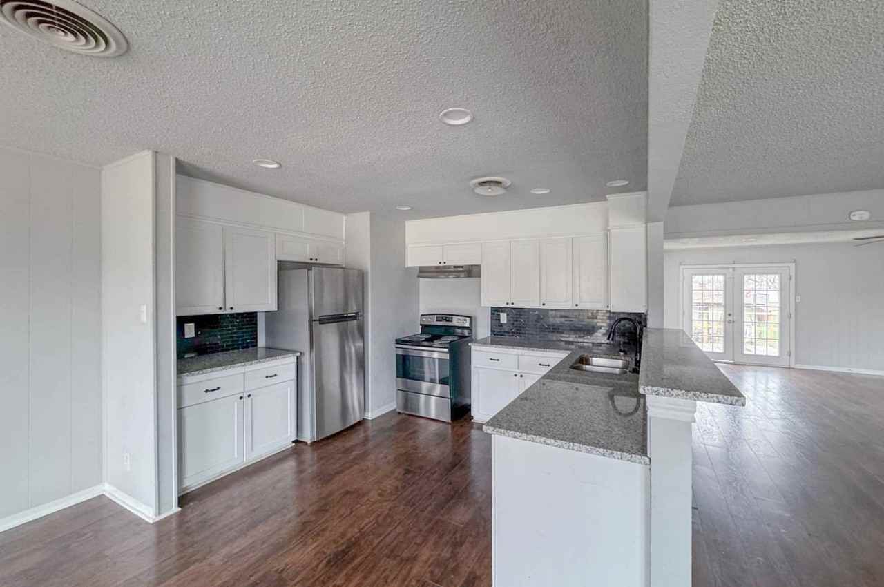 808 Carmen St - Photo 6 of 10