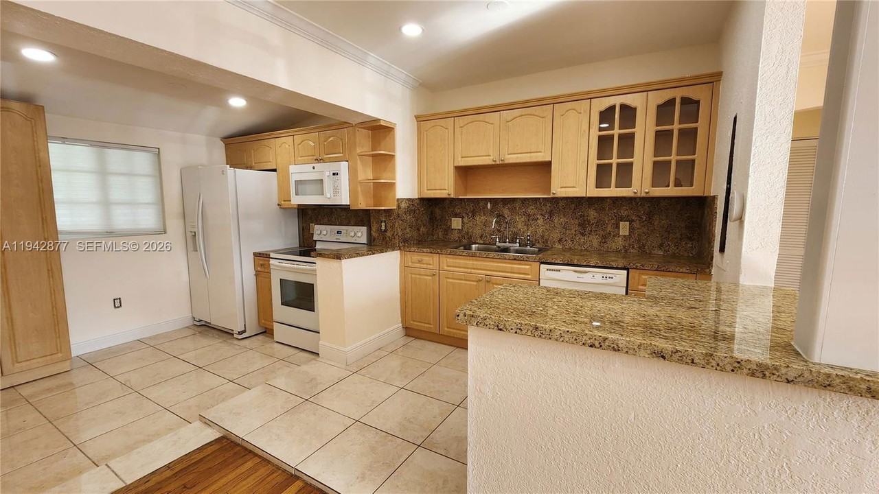 3965 Nw 3rd St - Photo 7 of 8