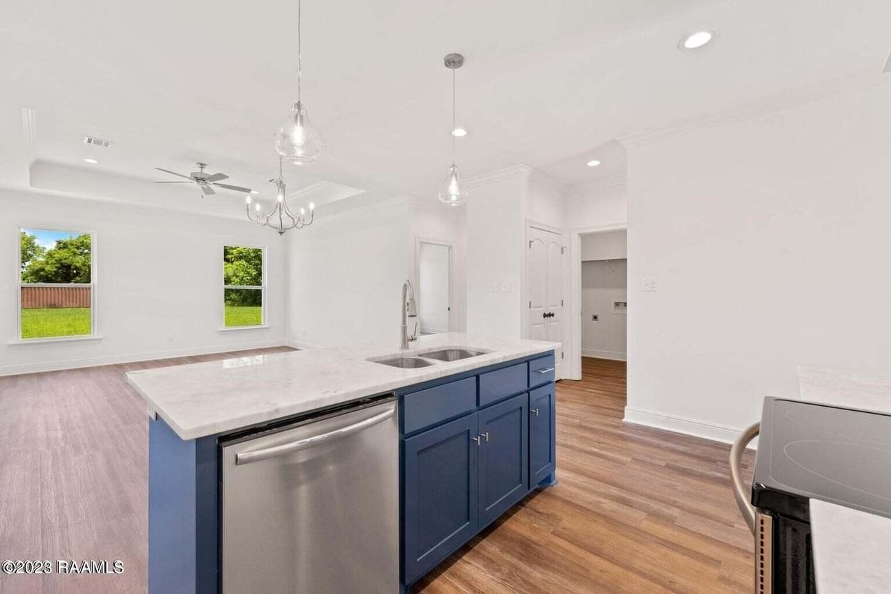 121 Santa Marta Dr - Photo 4 of 13