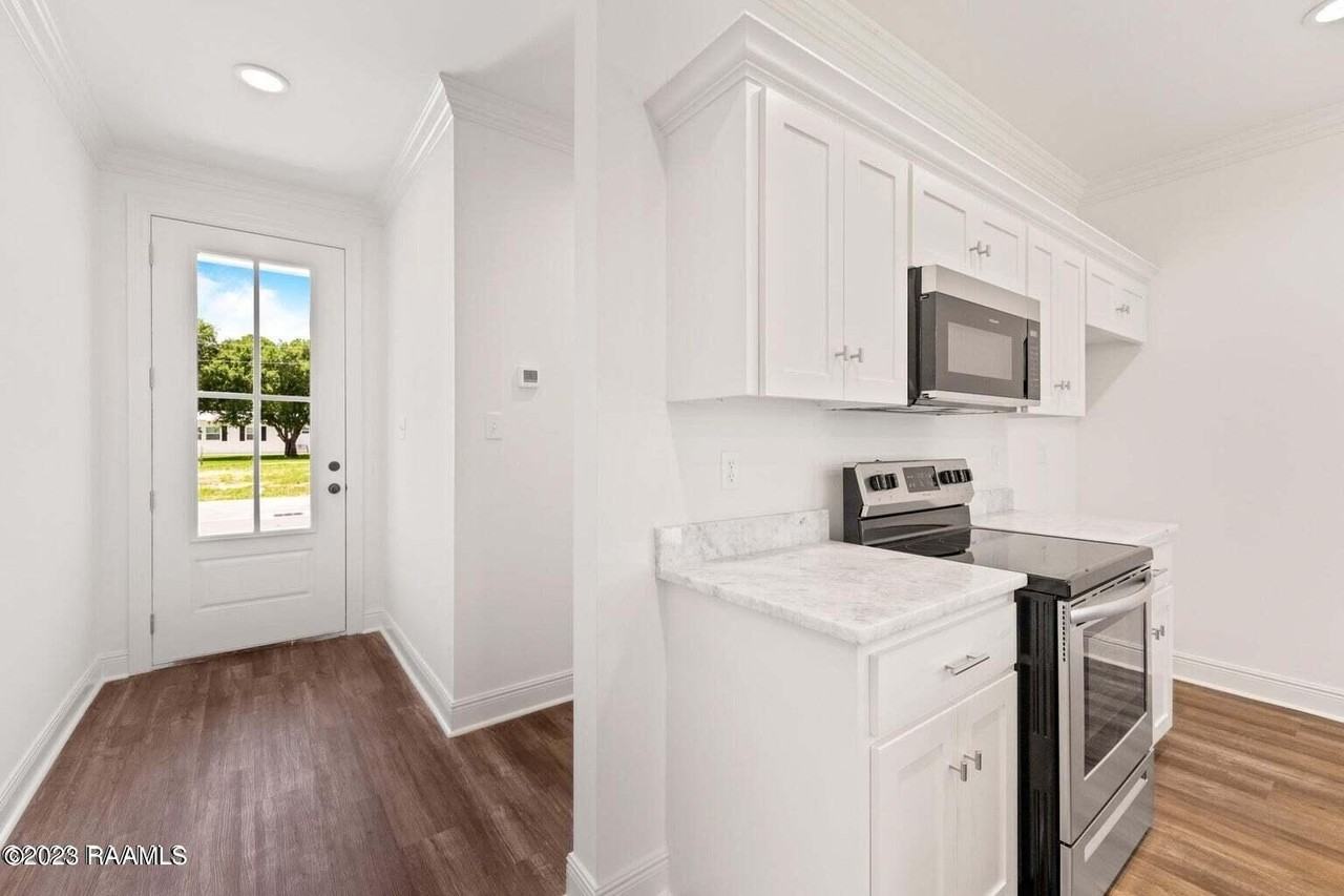 121 Santa Marta Dr - Photo 6 of 13