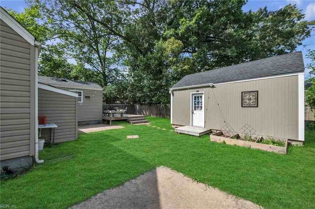 1336 Maplewood Ave - Photo 5 of 35