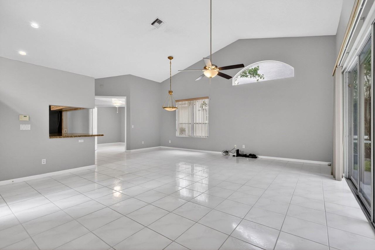 8848 Shoal Creek Ln - Photo 5 of 41