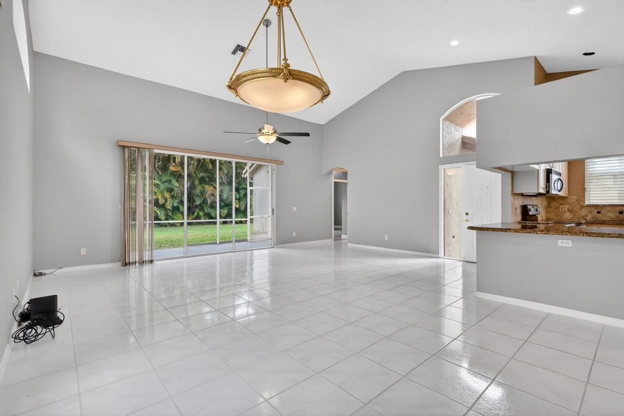 8848 Shoal Creek Ln - Photo 6 of 41