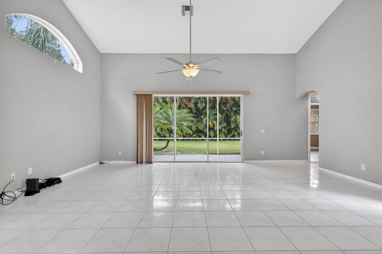 8848 Shoal Creek Ln - Photo 7 of 41