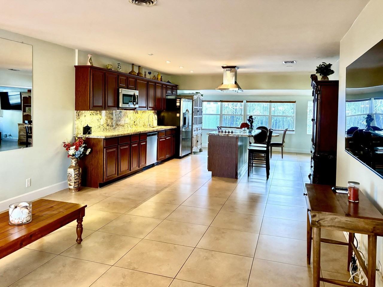 5041 Ne 15th Ave - Photo 3 of 16