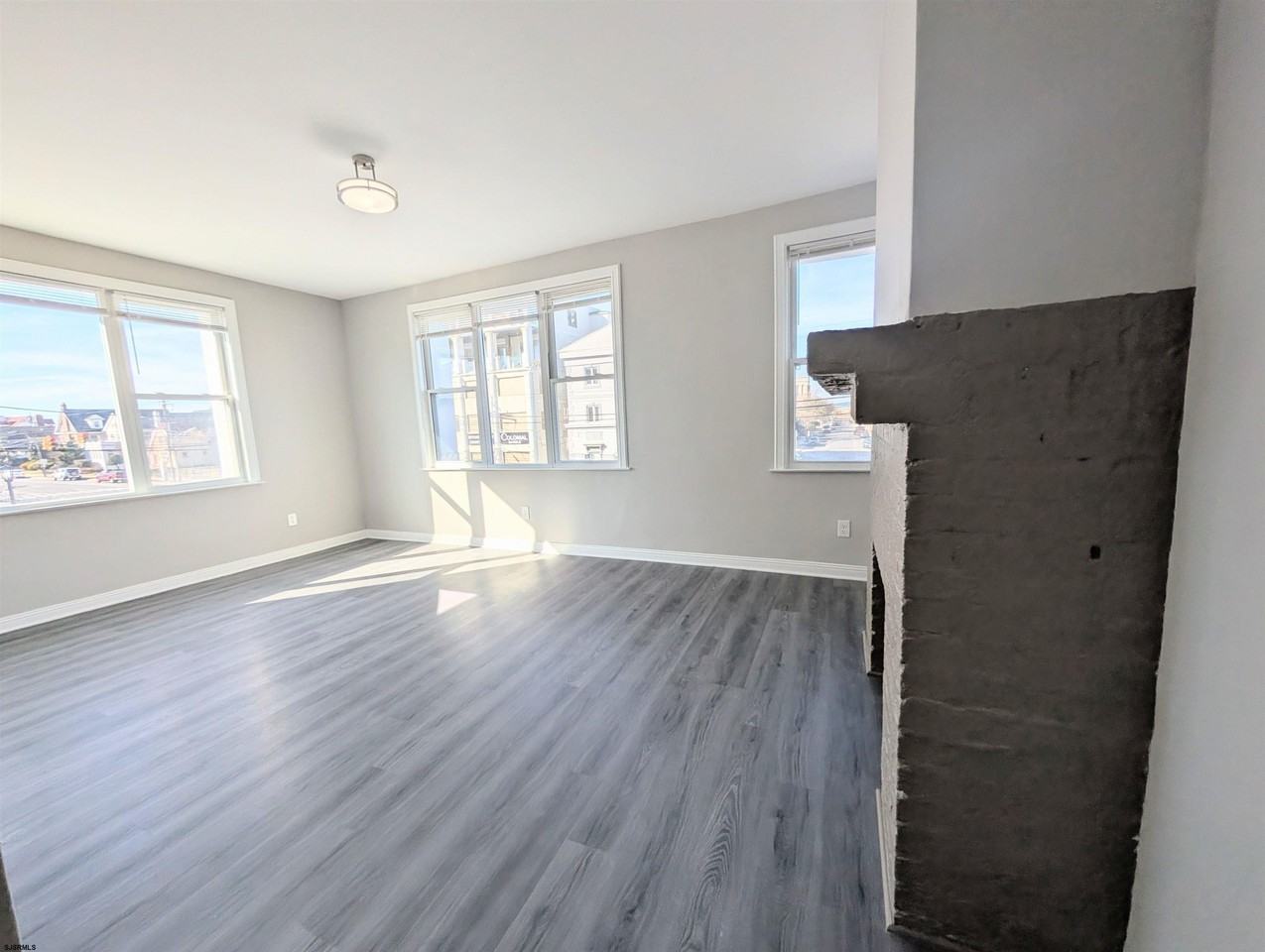 101 S Victoria Ave - Photo 3 of 13