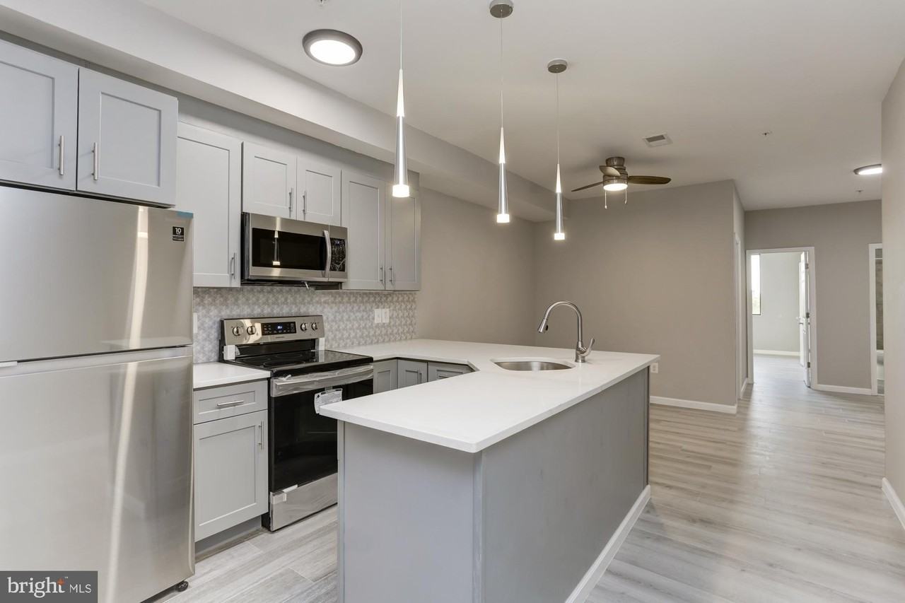 400 S Highland Ave Apt 304 #304 - Photo 2 of 15