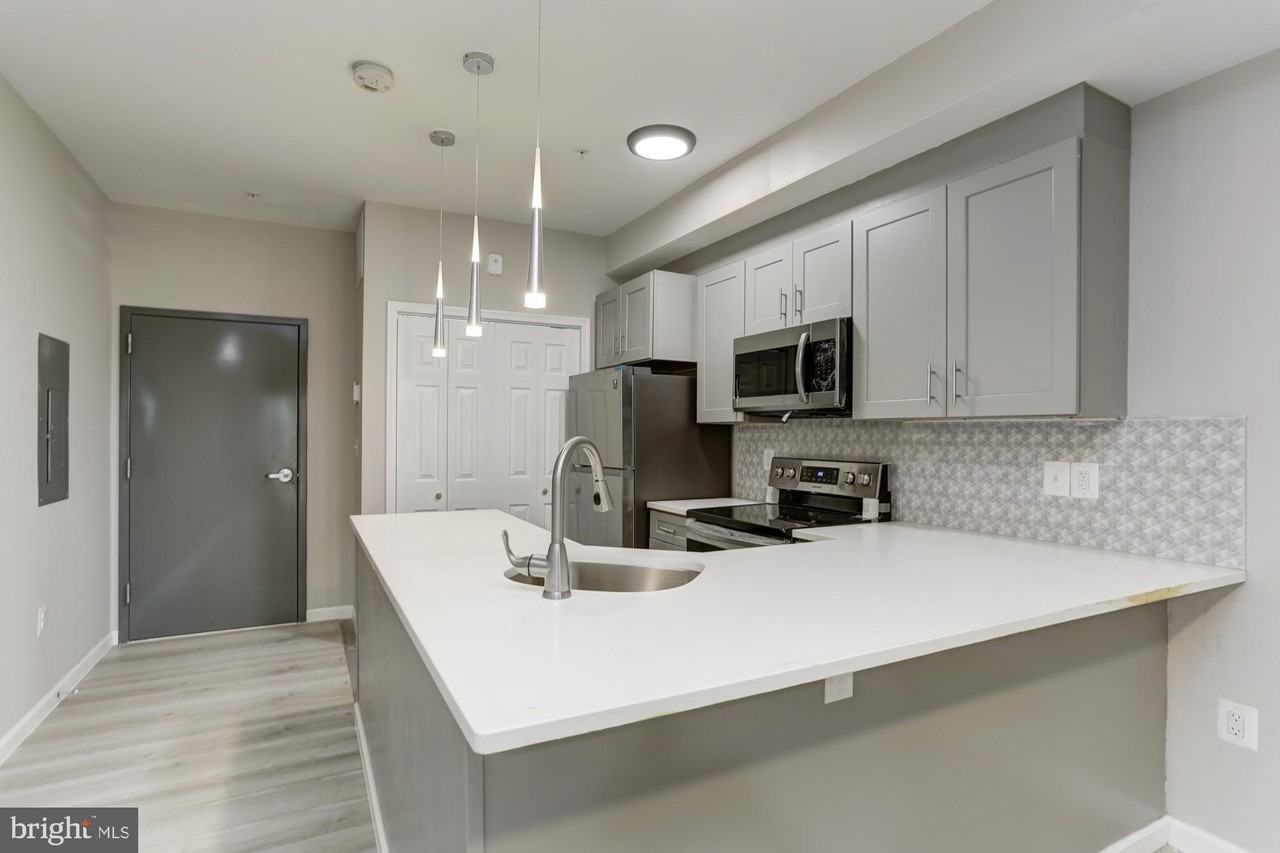 400 S Highland Ave Apt 304 #304 - Photo 4 of 15