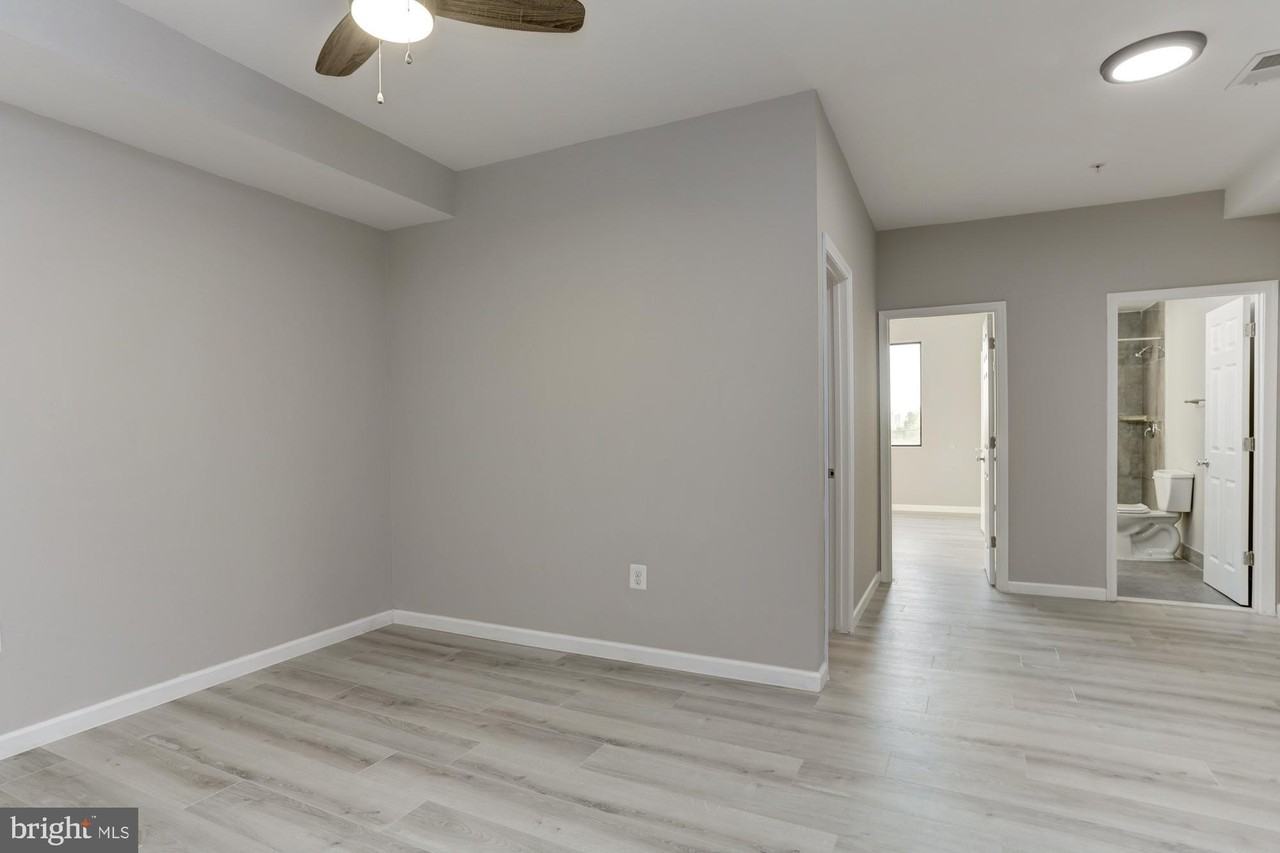 400 S Highland Ave Apt 304 #304 - Photo 7 of 15