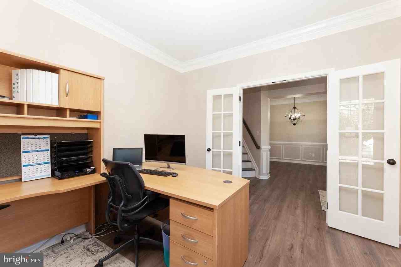 1011 Martin Dr - Photo 2 of 38