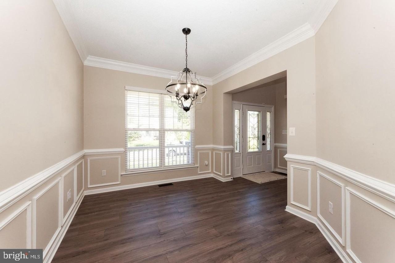 1011 Martin Dr - Photo 5 of 38