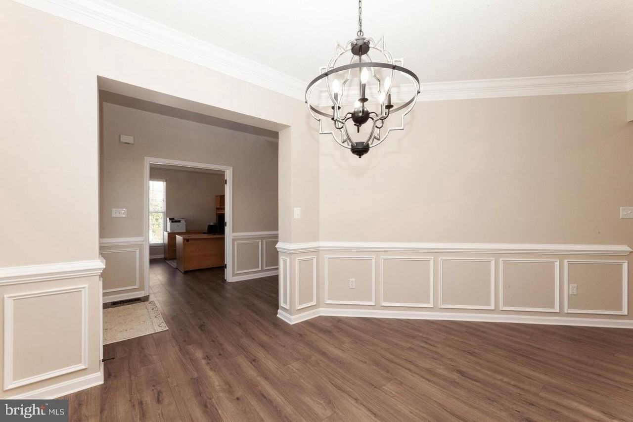 1011 Martin Dr - Photo 6 of 38