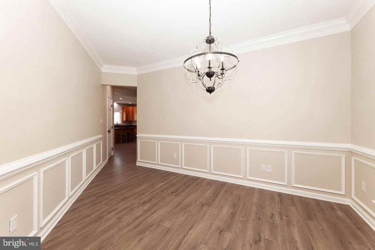 1011 Martin Dr - Photo 7 of 38