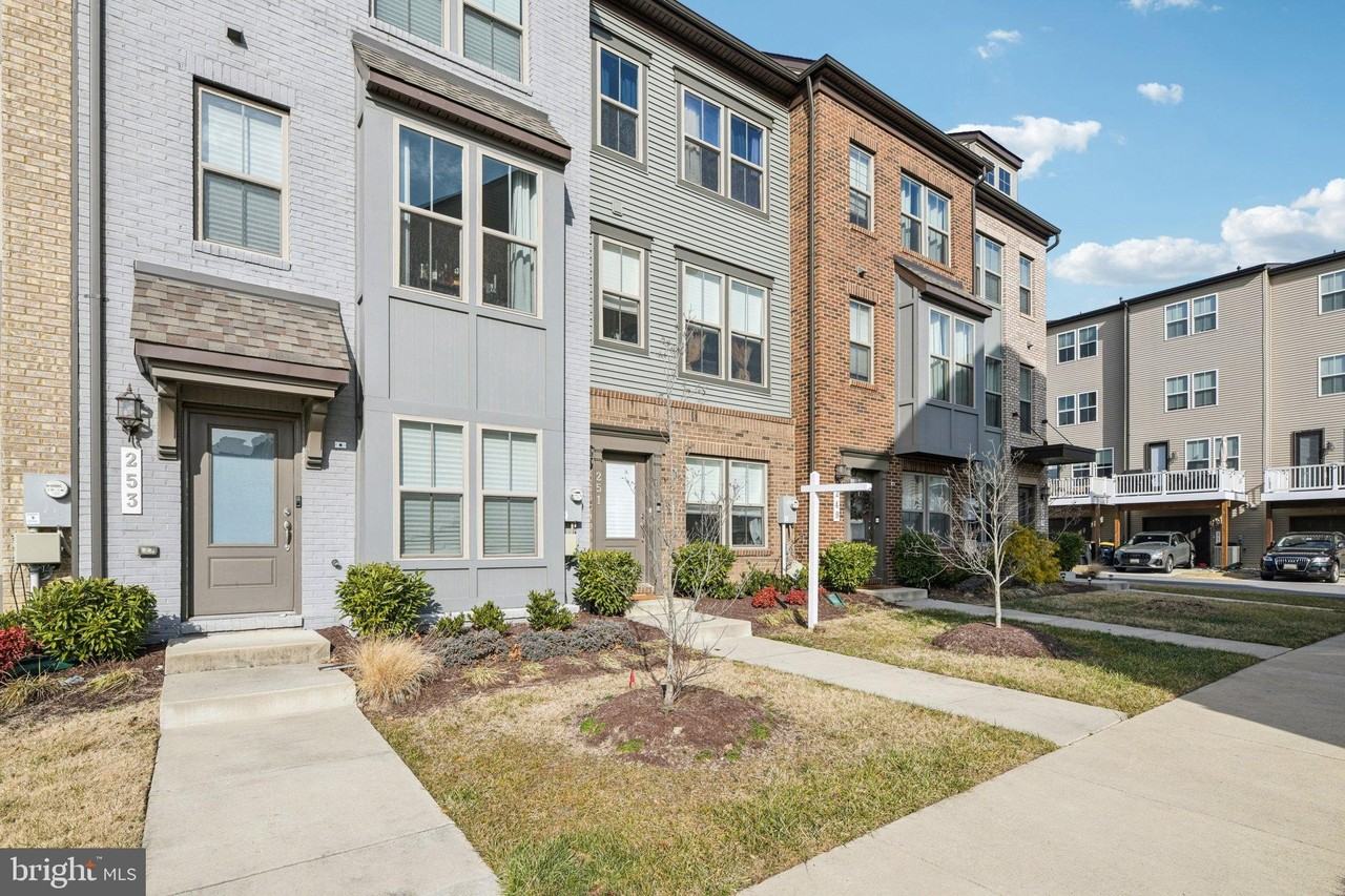 251 Phoenix Dr - Photo 2 of 26