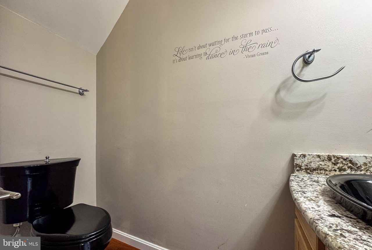 25-E Queen Elizabeth Ct - Photo 7 of 36