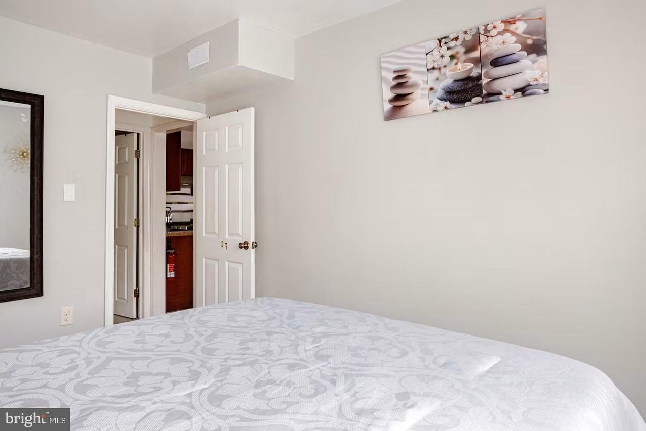 768 Pennsylvania Ave - Photo 4 of 12