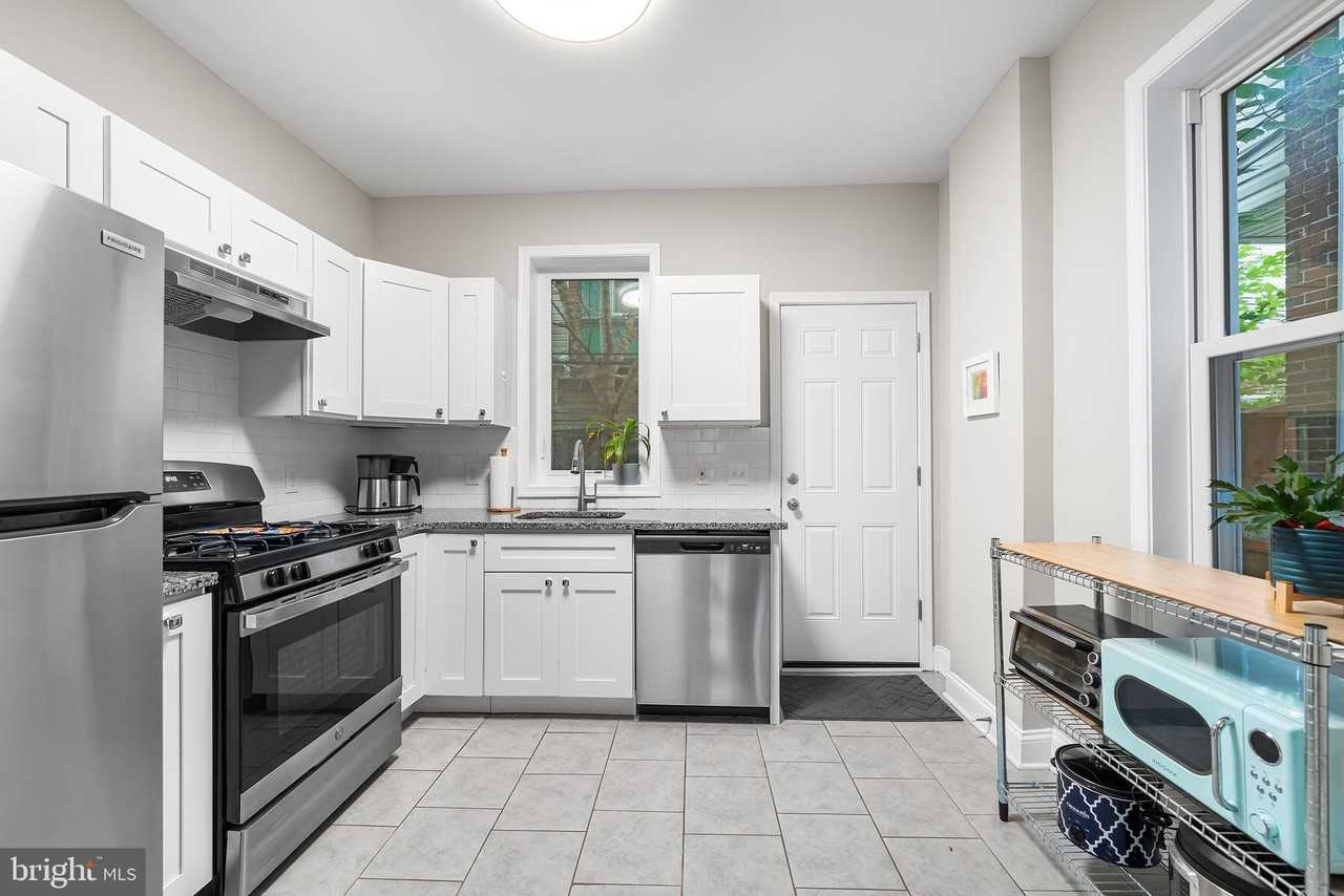 1542 N Hollywood St - Photo 5 of 13