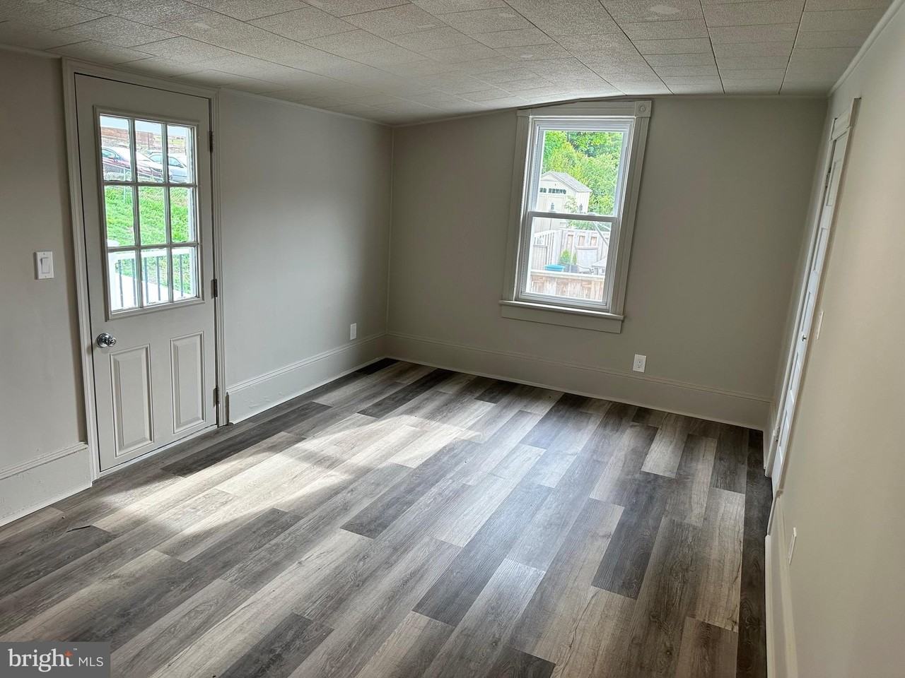 113 Coal St - Photo 4 of 17