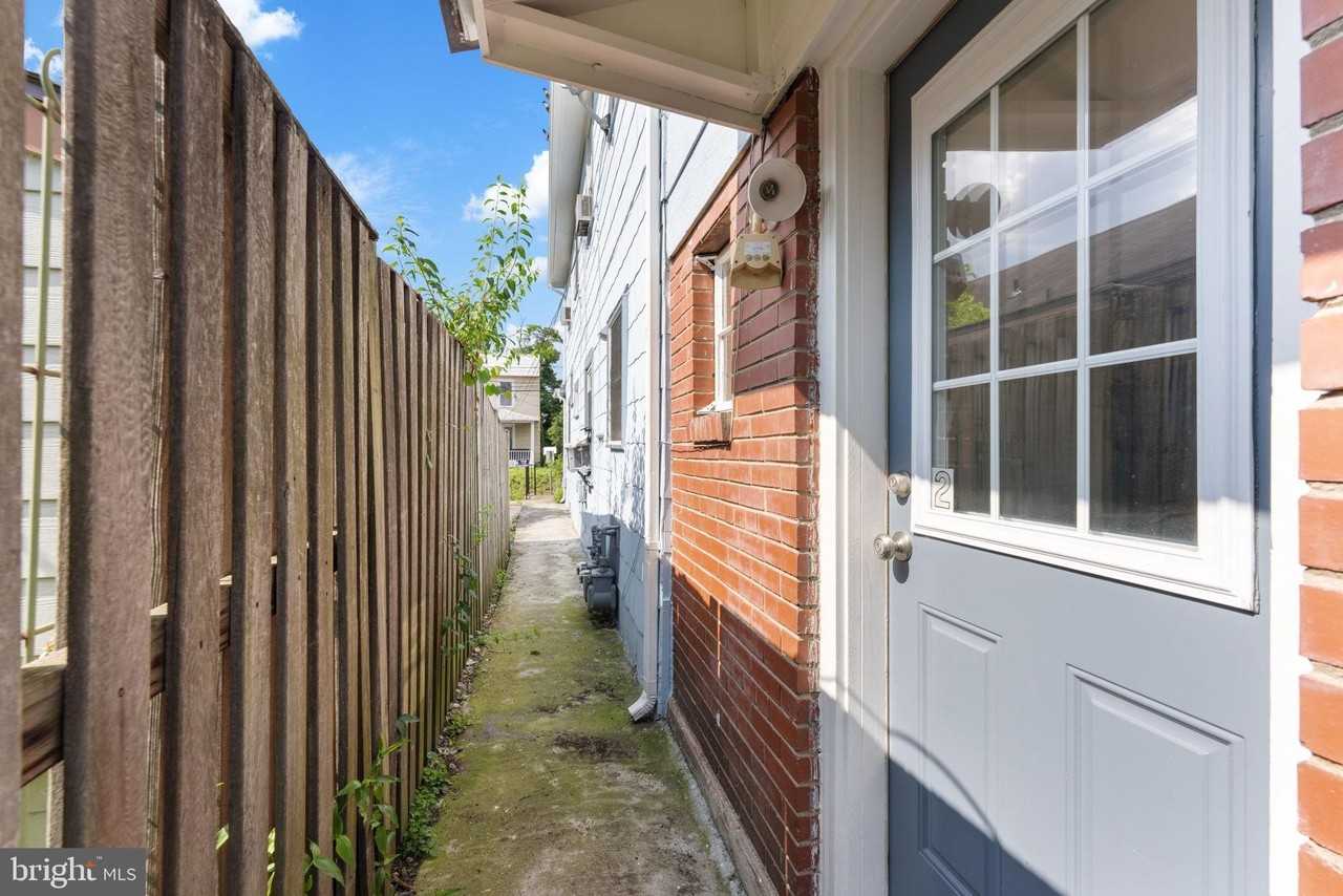 513 E Custis Ave - Photo 3 of 24