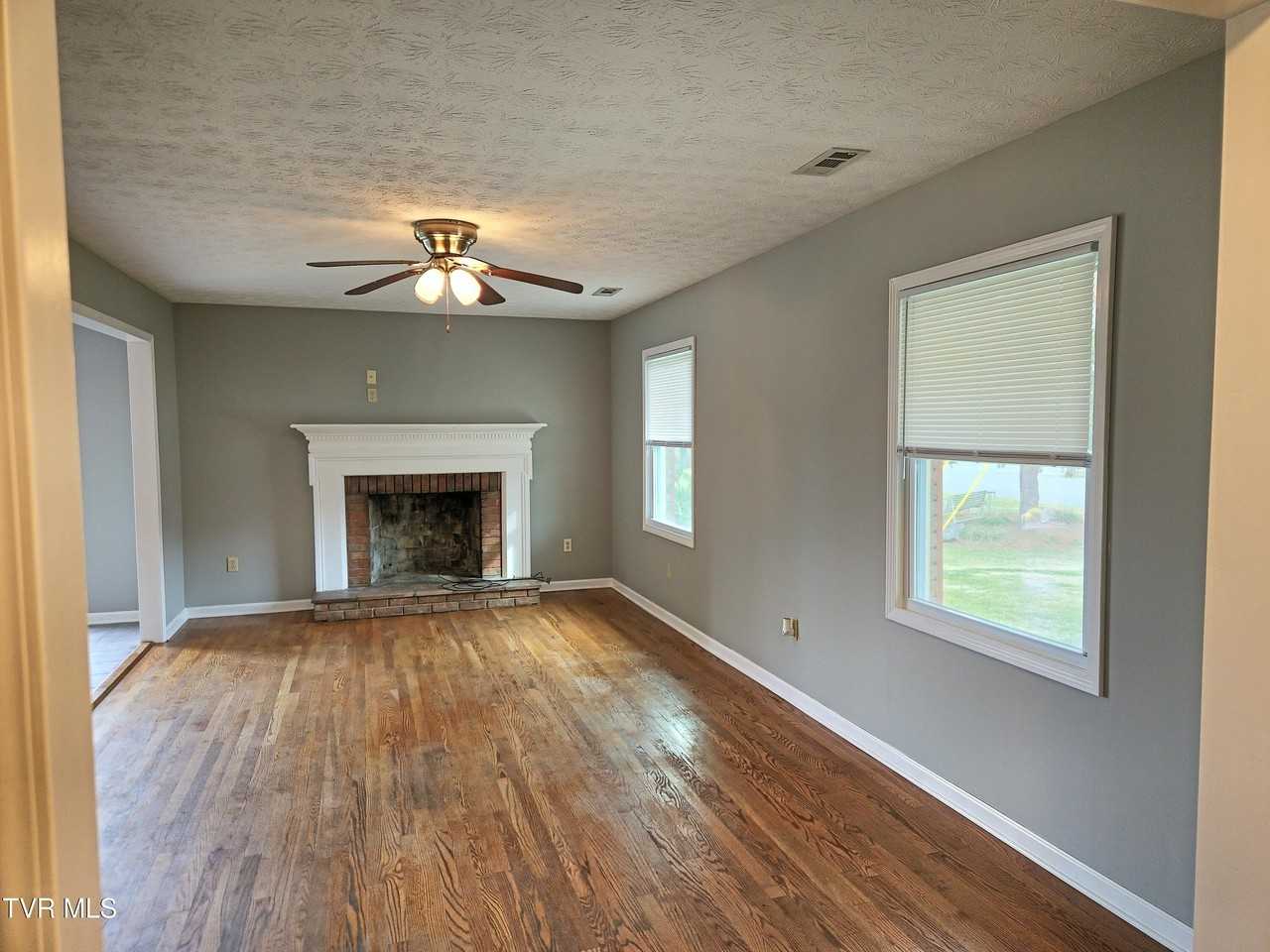 290 Pond Springs Rd - Photo 4 of 17