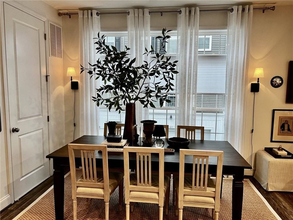 315 Parade St - Photo 4 of 22