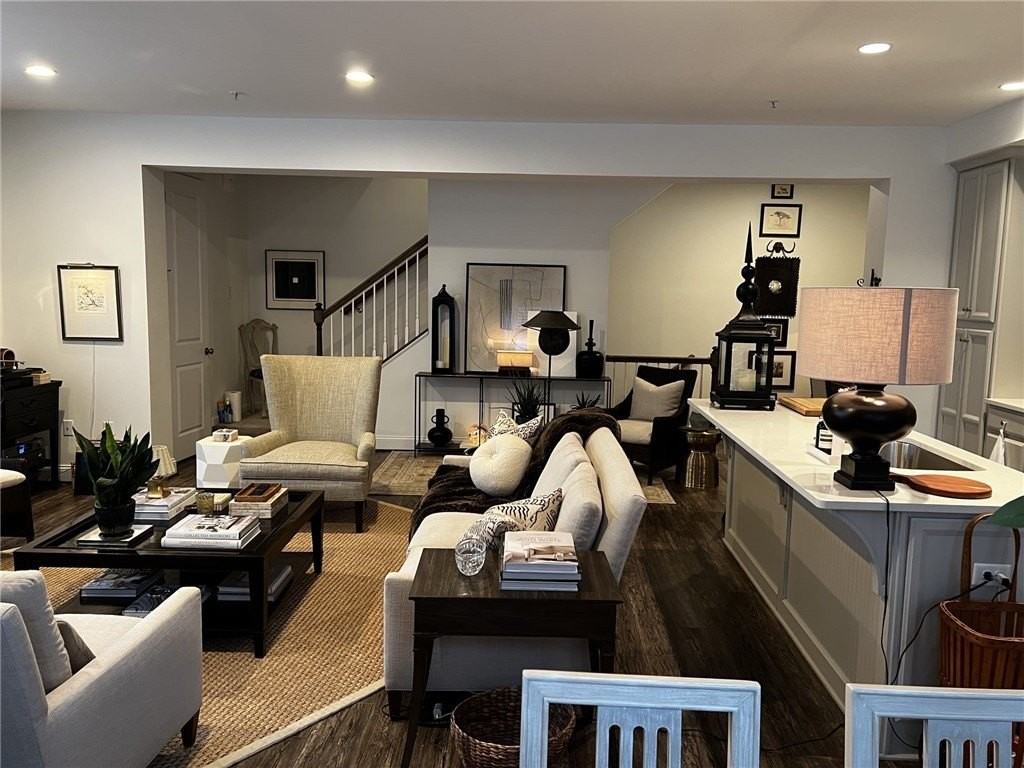 315 Parade St - Photo 6 of 22