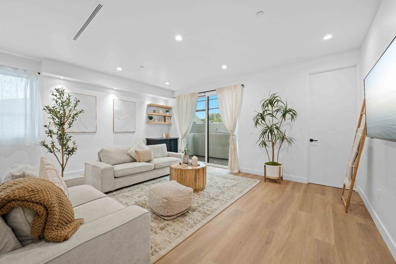 841 N Mccadden Pl #2 - Photo 2 of 26