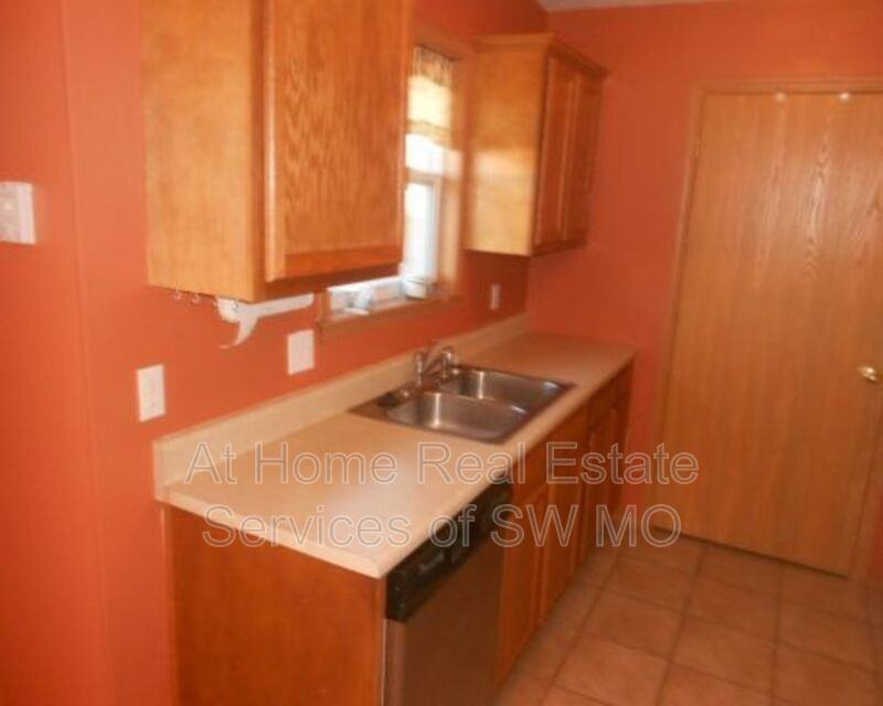 1122 N Ohara Ave - Photo 4 of 16