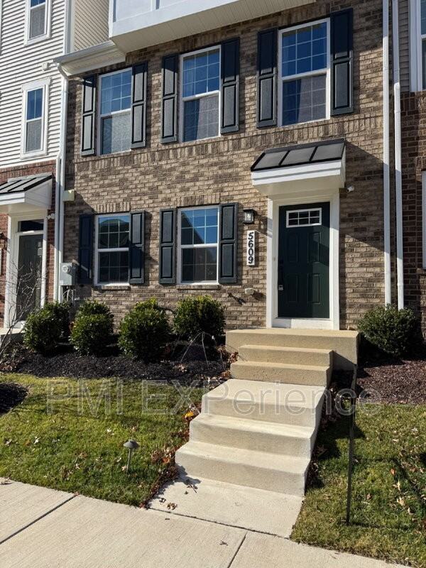 5609 Greenpoint Ln - Photo 2 of 37