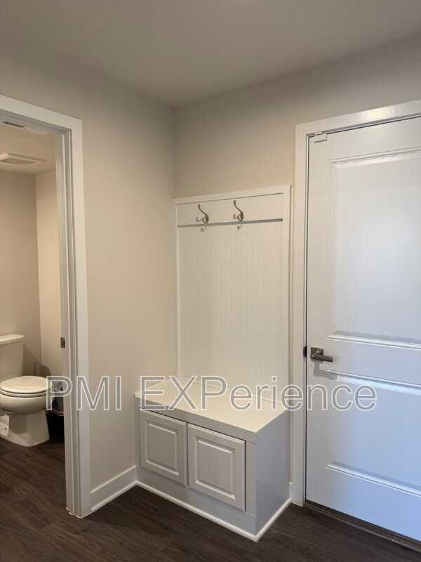 5609 Greenpoint Ln - Photo 6 of 37