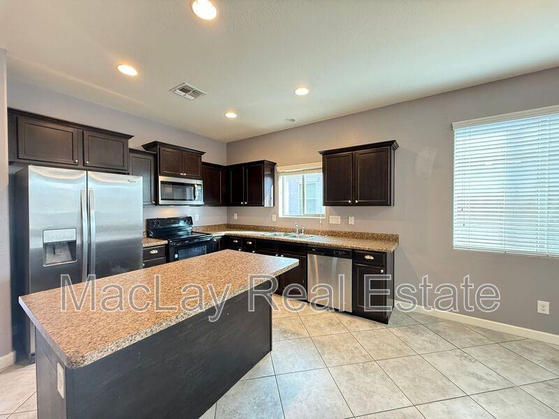 23849 W Tamarisk Ave - Photo 4 of 24