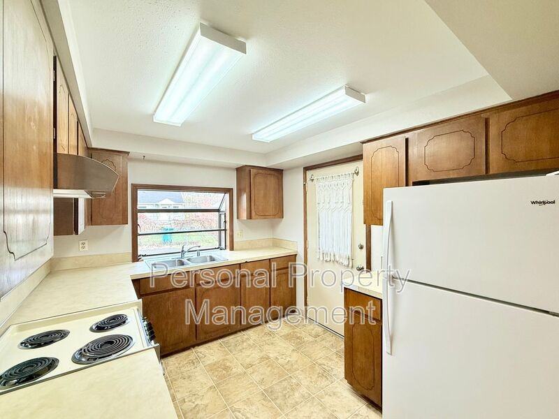 414 W 39th St - Photo 7 of 25