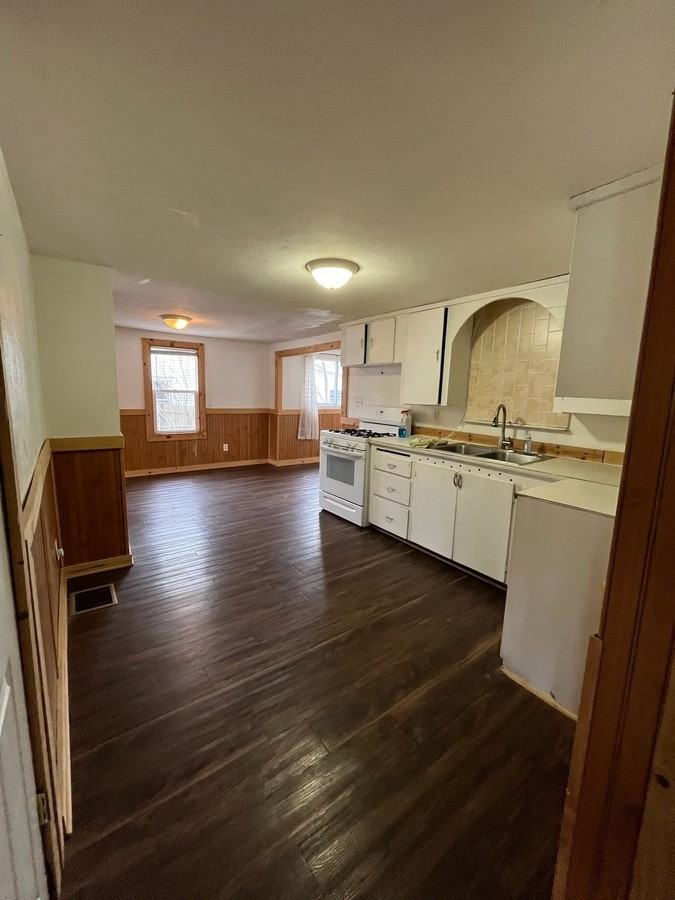 1144 West St - Photo 3 of 11