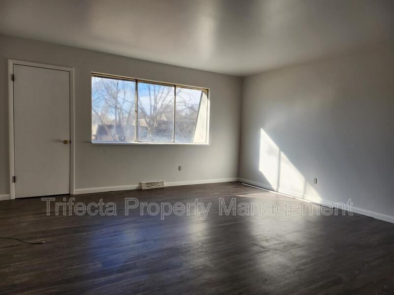 2739 Leisure Dr - Photo 4 of 20