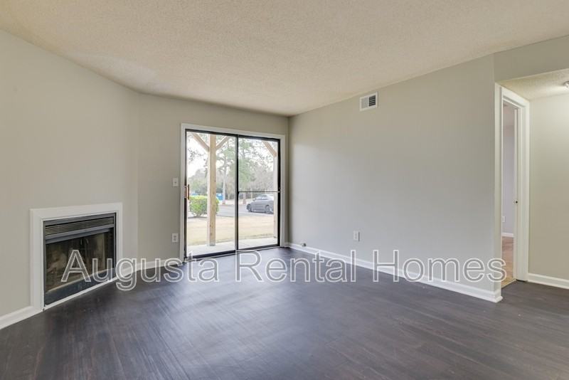 2814 Thomas Ln Apt B - Photo 3 of 18