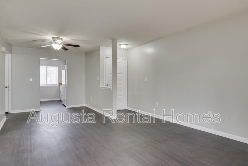 2814 Thomas Ln Apt B - Photo 4 of 18