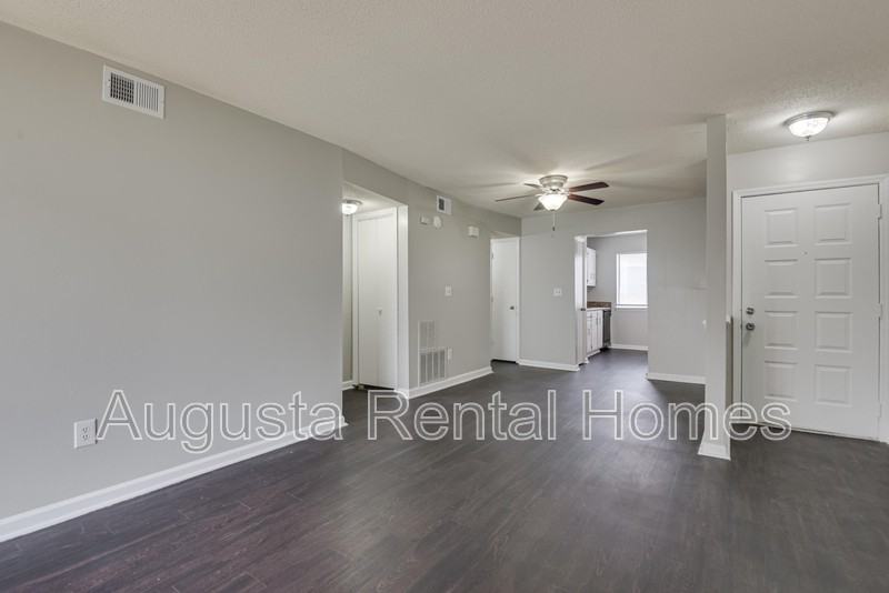 2814 Thomas Ln Apt B - Photo 5 of 18