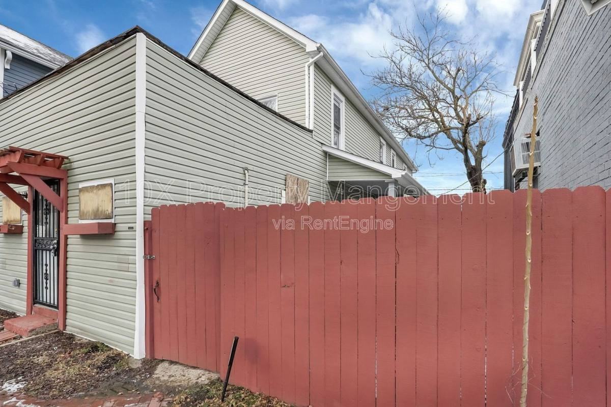 556 E Whittier St - Photo 3 of 10