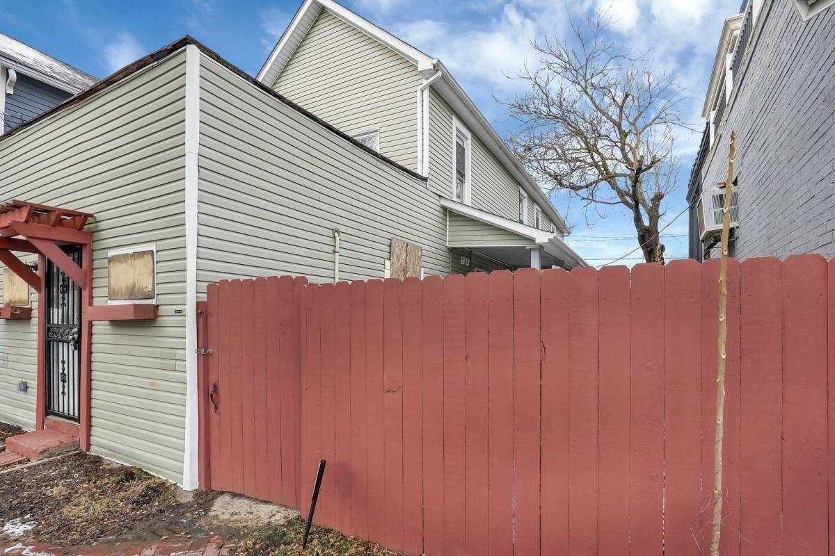 556 E Whittier St #558 - Photo 3 of 10