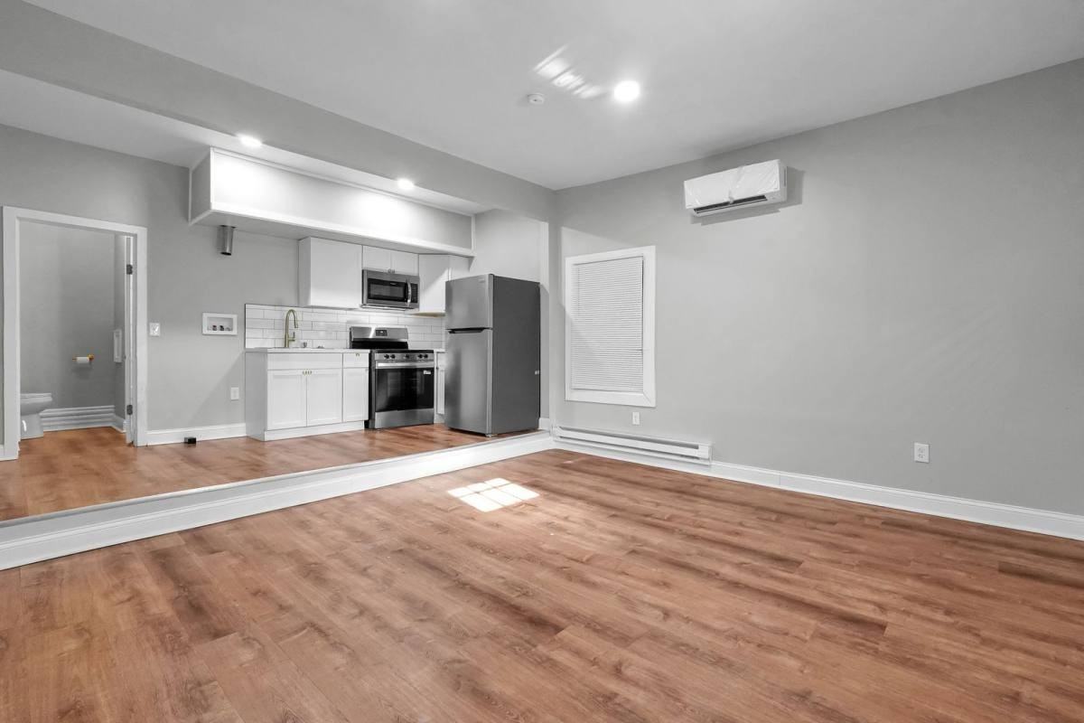 556 E Whittier St #558 - Photo 7 of 10