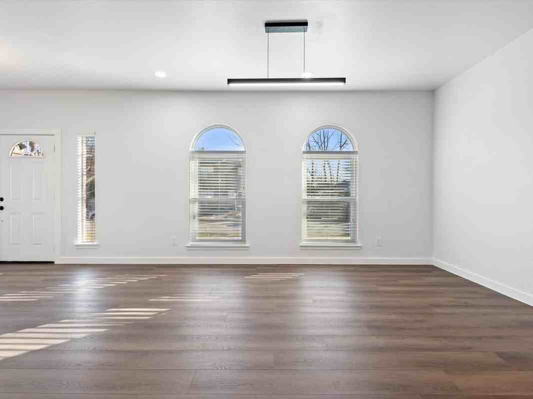 2213 Loretta Ln - Photo 4 of 39