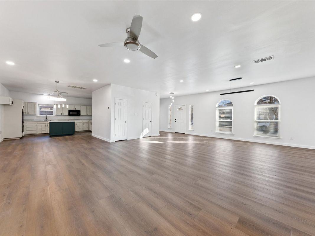 2213 Loretta Ln - Photo 5 of 39