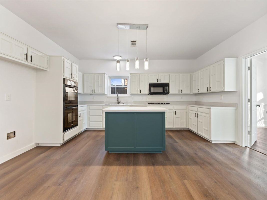 2213 Loretta Ln - Photo 7 of 39