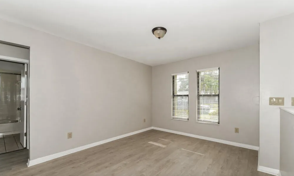 2123 Se 3rd St - Photo 2 of 15