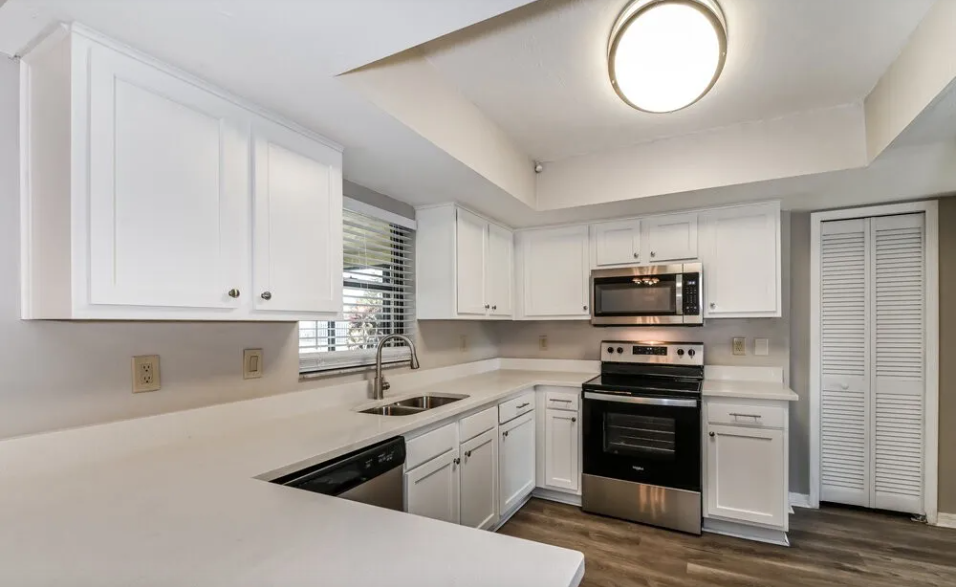 2123 Se 3rd St - Photo 4 of 15