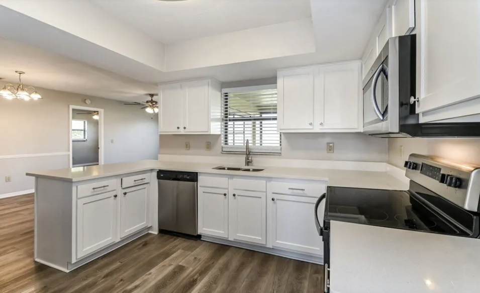 2123 Se 3rd St - Photo 5 of 15